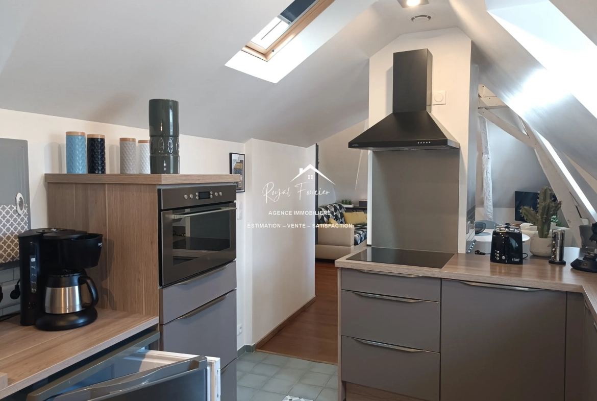 N° 75 : Appart meublé  Maison ancienne rénovée à Châtellerault avec 160 m², 2 chambres, proche commodités 
