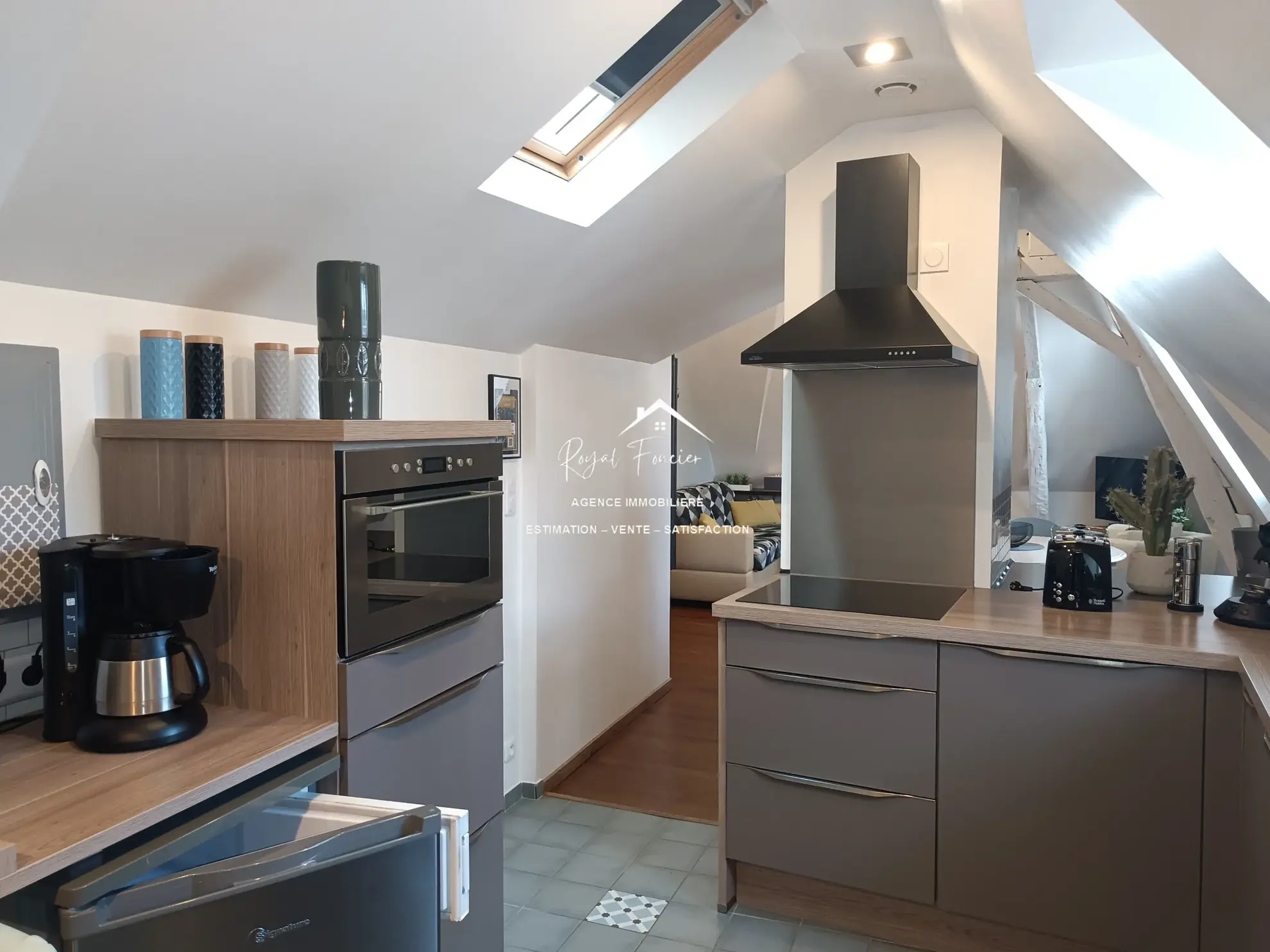 N° 75 : Appart meublé  Maison ancienne rénovée à Châtellerault avec 160 m², 2 chambres, proche commodités 