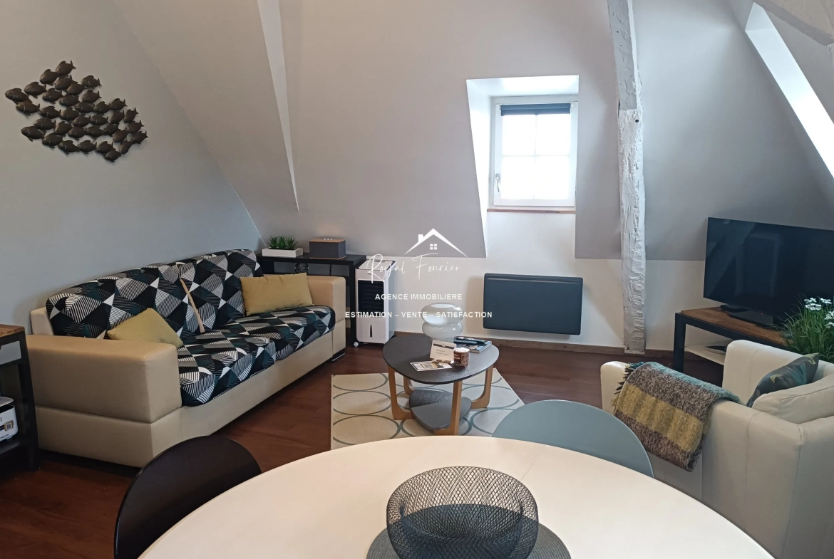 N°75 Pièce de vie avec de belles hauteurs sous plafonds  Maison ancienne rénovée à Châtellerault avec 160 m², 2 chambres, proche commodités 