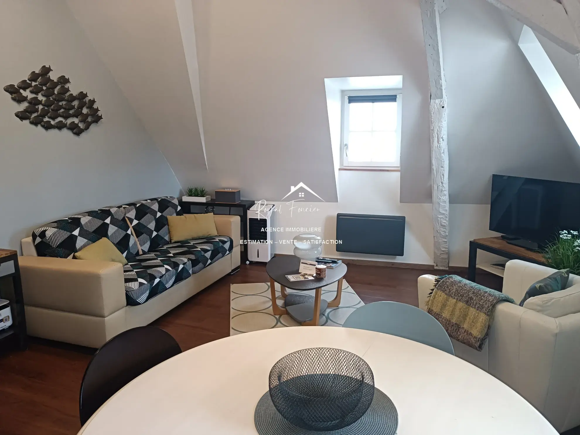 N°75 Pièce de vie avec de belles hauteurs sous plafonds  Maison ancienne rénovée à Châtellerault avec 160 m², 2 chambres, proche commodités 