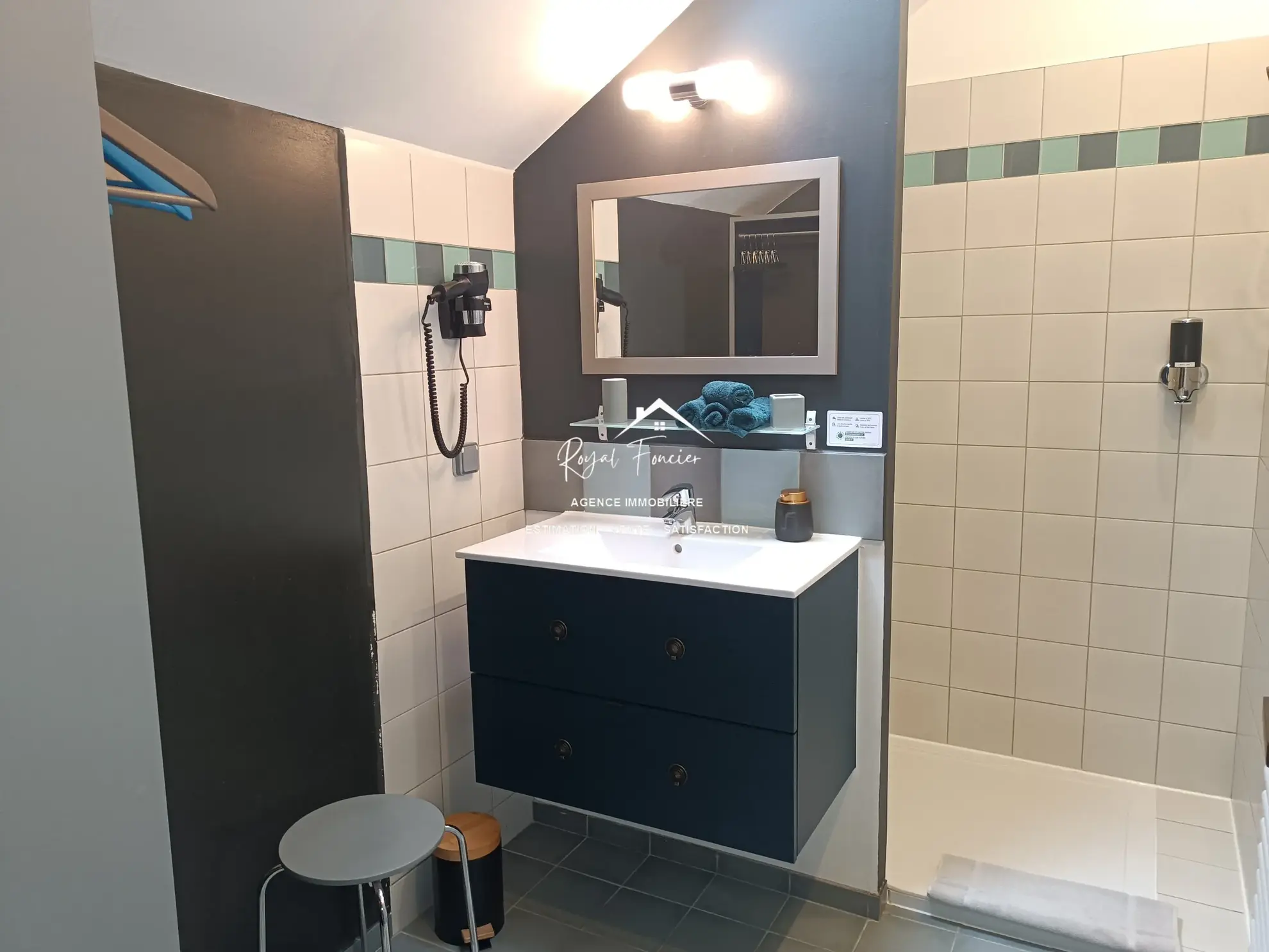 N°75 Salle d'eau récente  Maison ancienne rénovée à Châtellerault avec 160 m², 2 chambres, proche commodités 