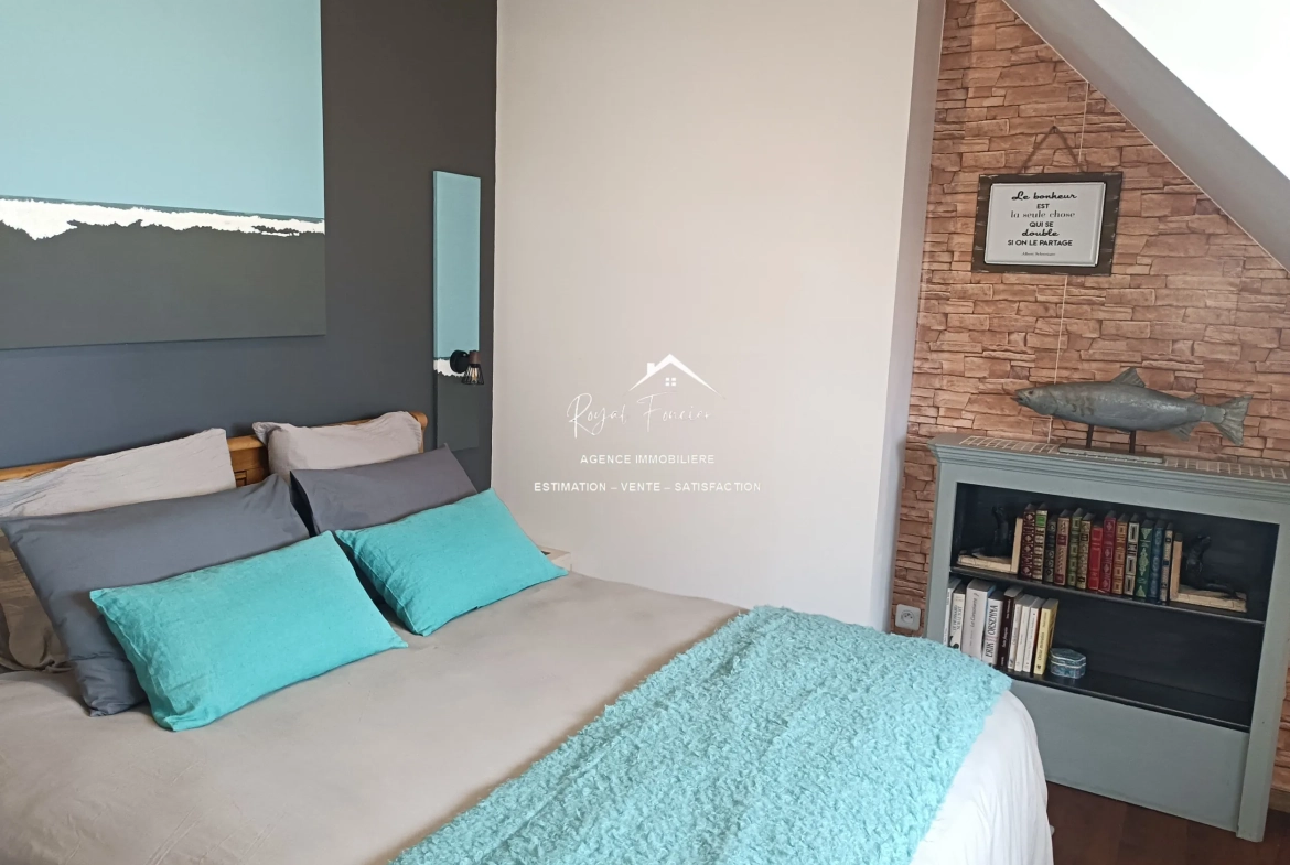 N° 75 : Chambre 2  Maison ancienne rénovée à Châtellerault avec 160 m², 2 chambres, proche commodités 