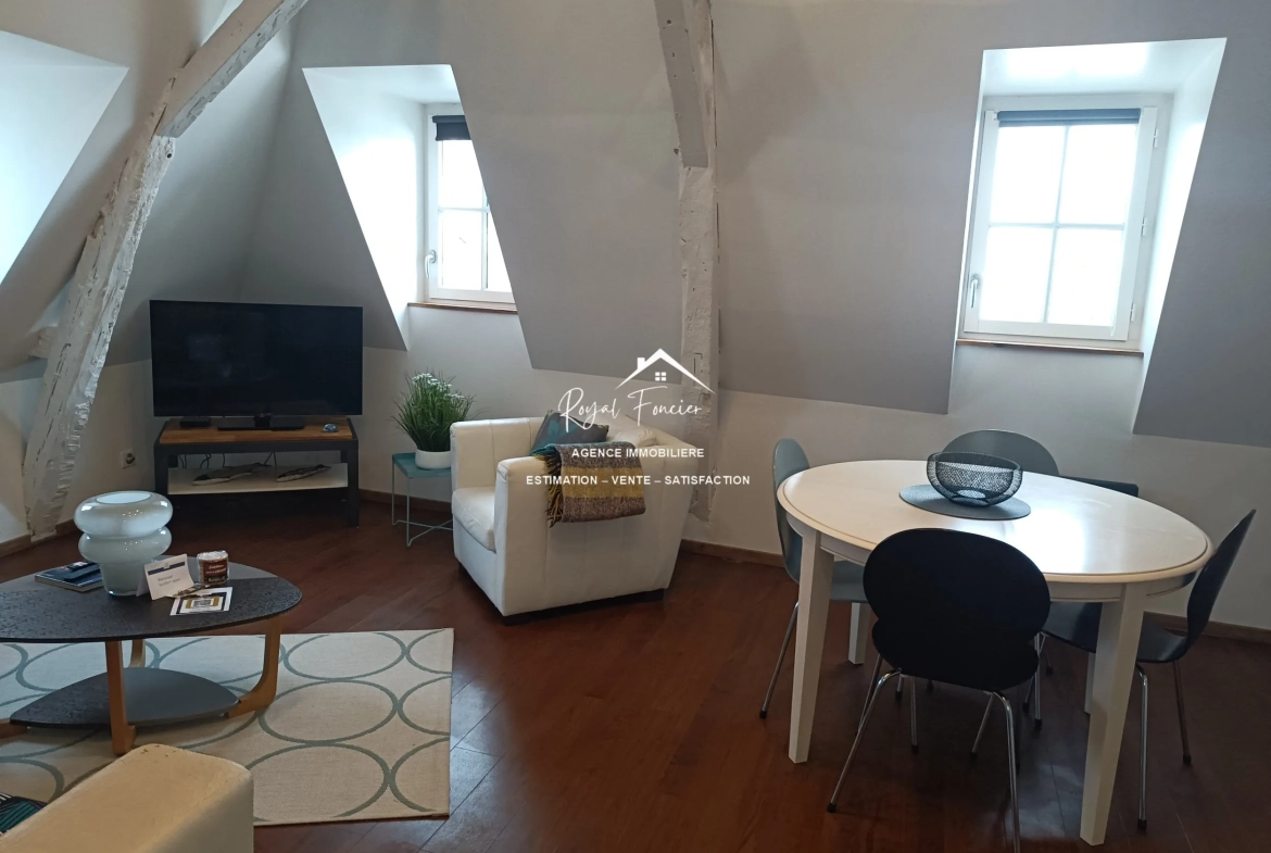 N° 75 Pièce de vie  Maison ancienne rénovée à Châtellerault avec 160 m², 2 chambres, proche commodités 