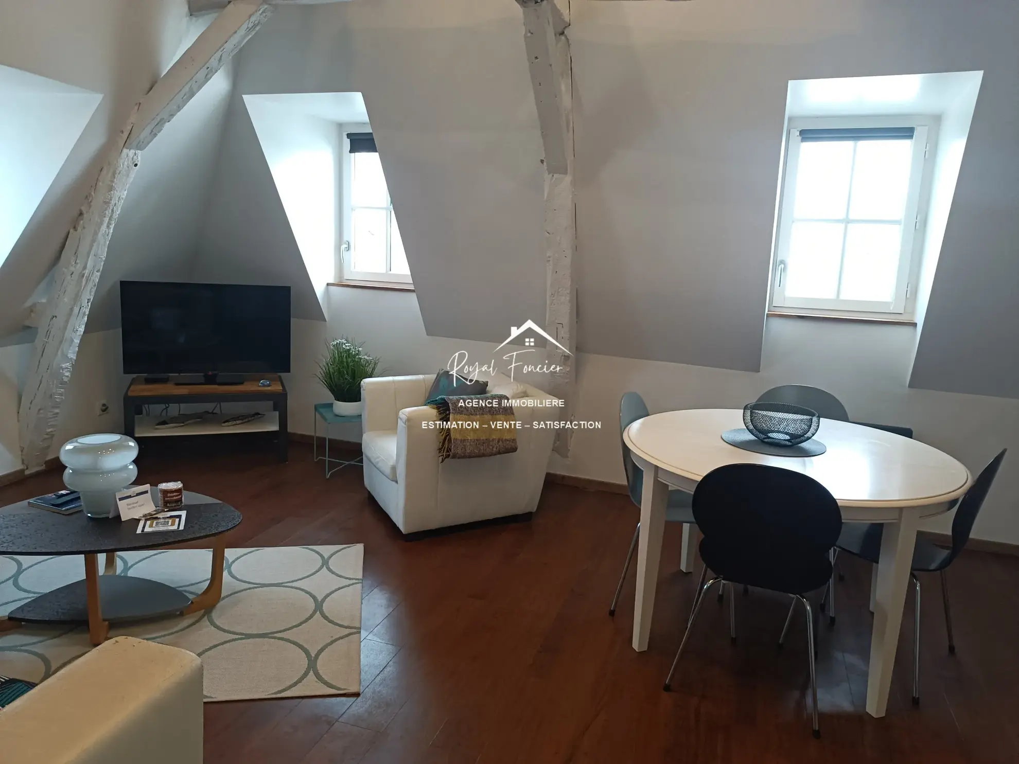 N° 75 Pièce de vie  Maison ancienne rénovée à Châtellerault avec 160 m², 2 chambres, proche commodités 
