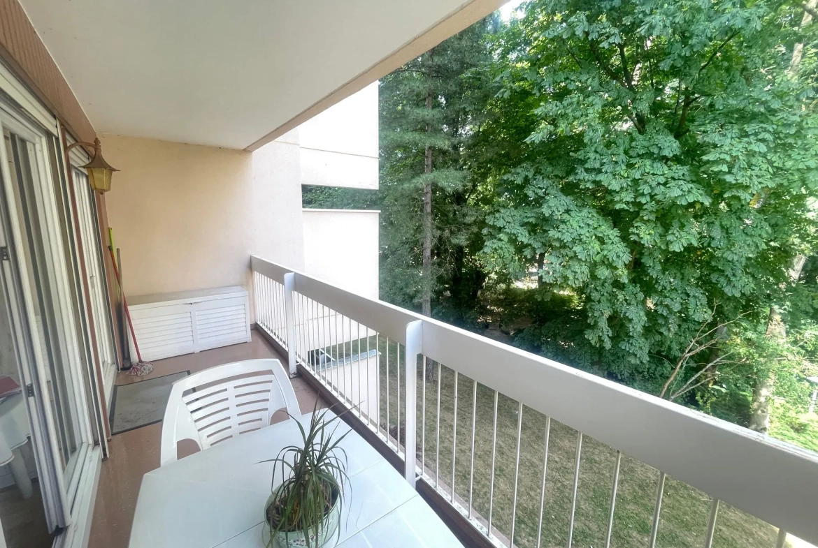Appartement T4 avec balcon, parking et cave à Évry, secteur Grand Bourg 