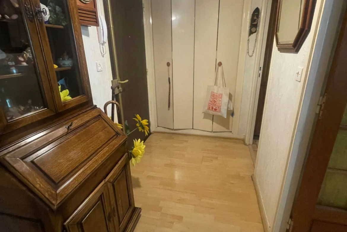 Appartement T4 avec balcon, parking et cave à Évry, secteur Grand Bourg 
