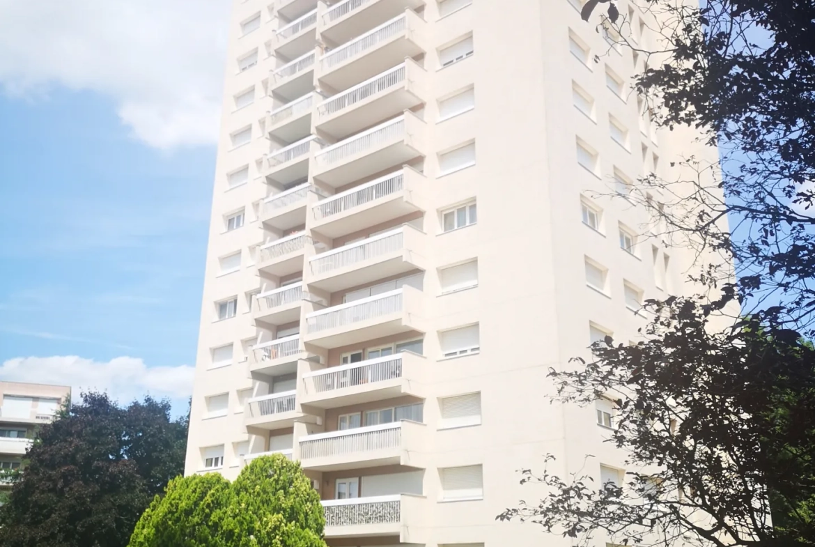 Appartement T4 avec balcon, parking et cave à Évry, secteur Grand Bourg 