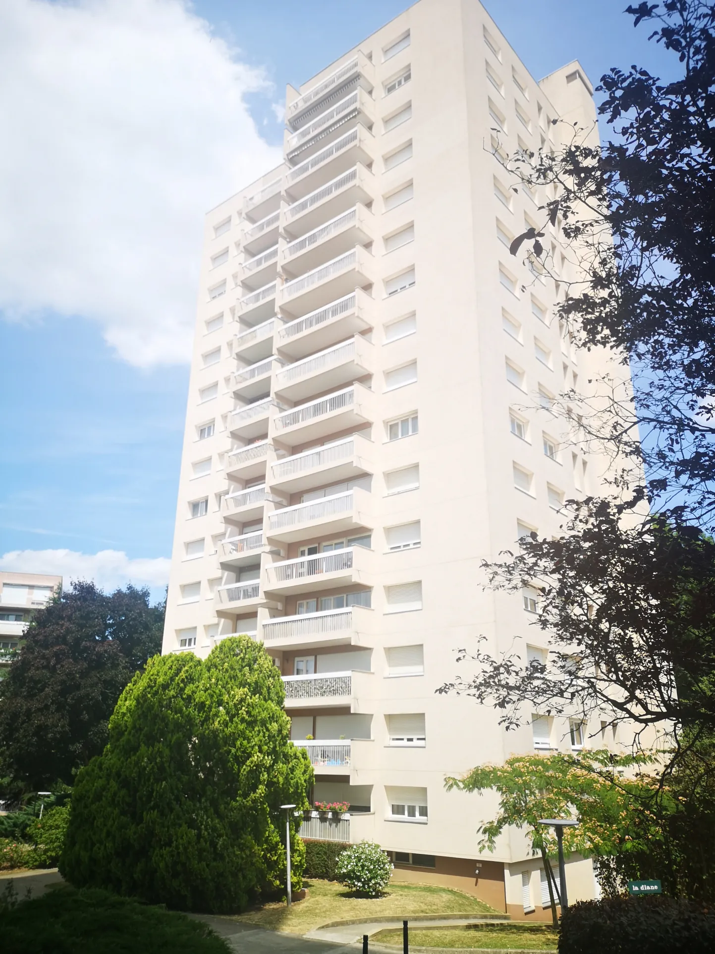 Appartement T4 avec balcon, parking et cave à Évry, secteur Grand Bourg 