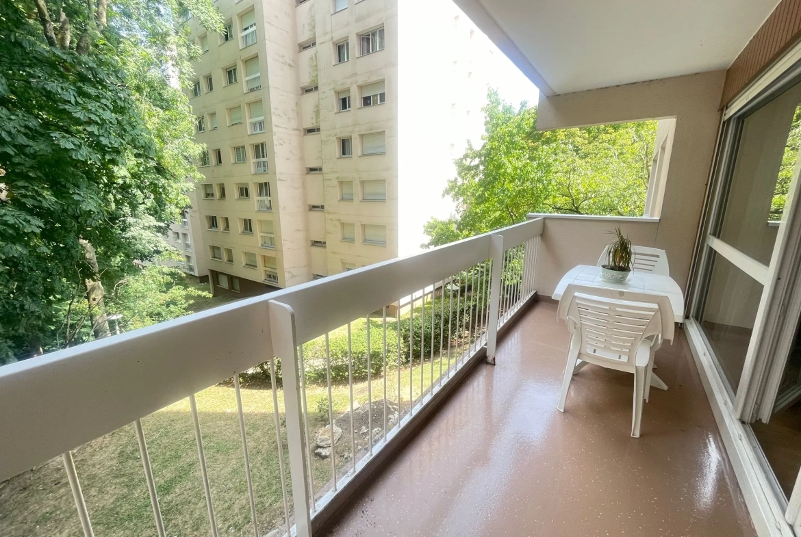 Appartement T4 avec balcon, parking et cave à Évry, secteur Grand Bourg 