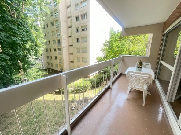 Appartement T4 avec balcon, parking et cave à Évry, secteur Grand Bourg