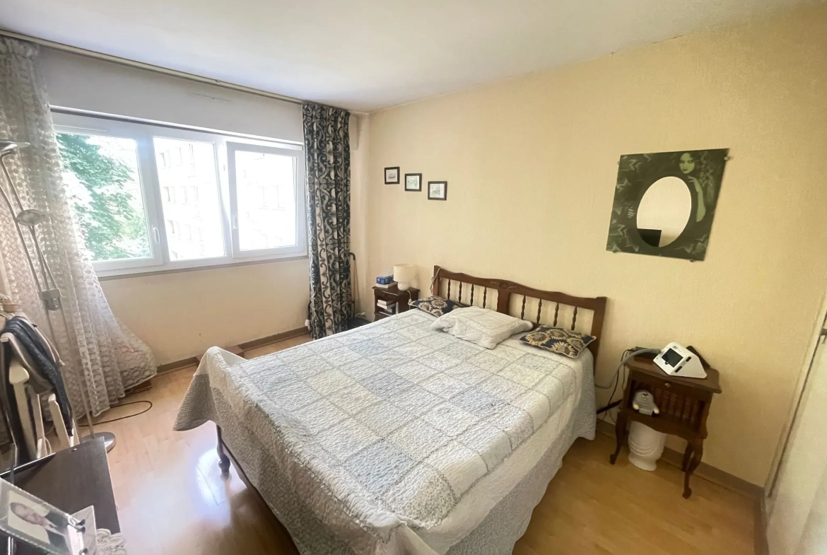 Appartement T4 avec balcon, parking et cave à Évry, secteur Grand Bourg 