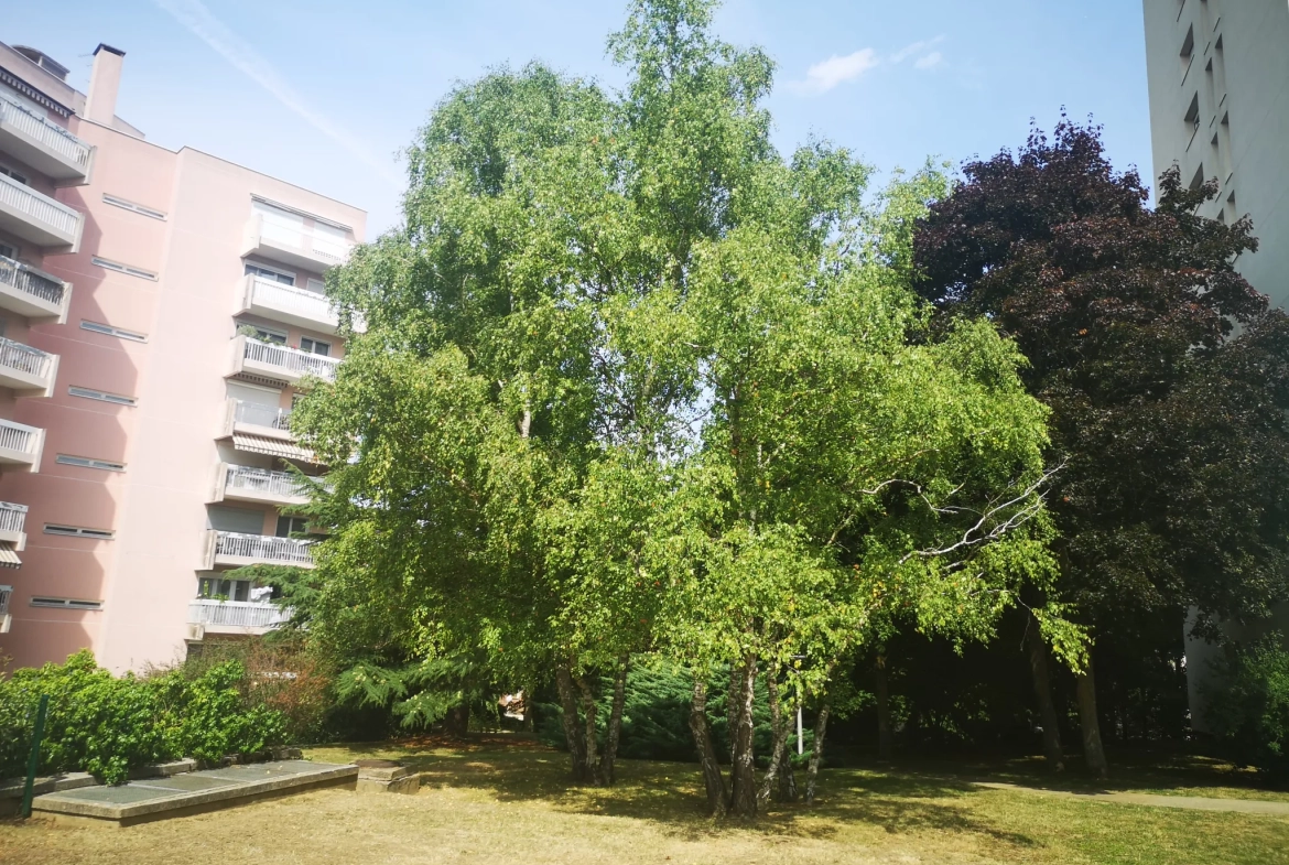 Appartement T4 avec balcon, parking et cave à Évry, secteur Grand Bourg 