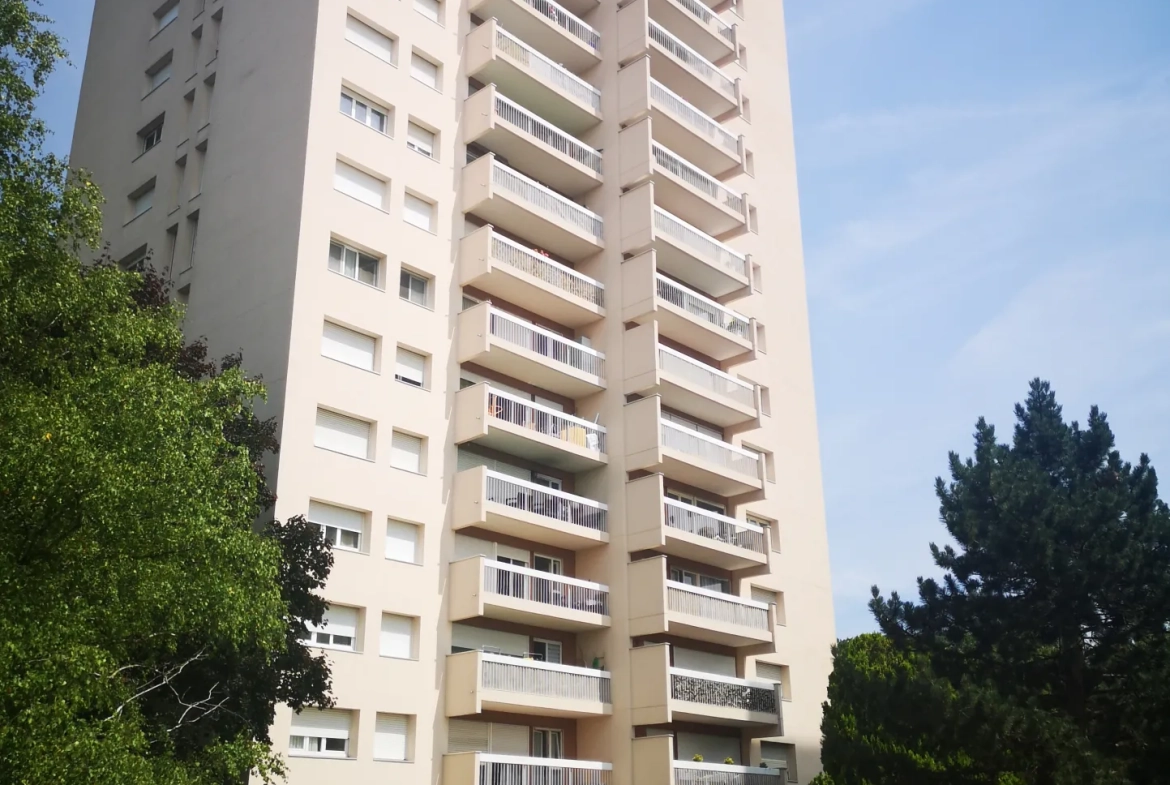 Appartement T4 avec balcon, parking et cave à Évry, secteur Grand Bourg 