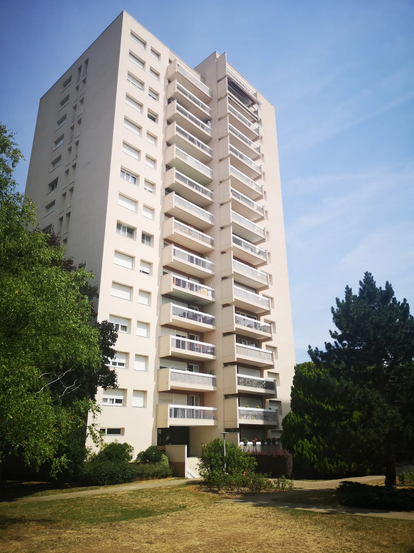 Appartement T4 avec balcon, parking et cave à Évry, secteur Grand Bourg 