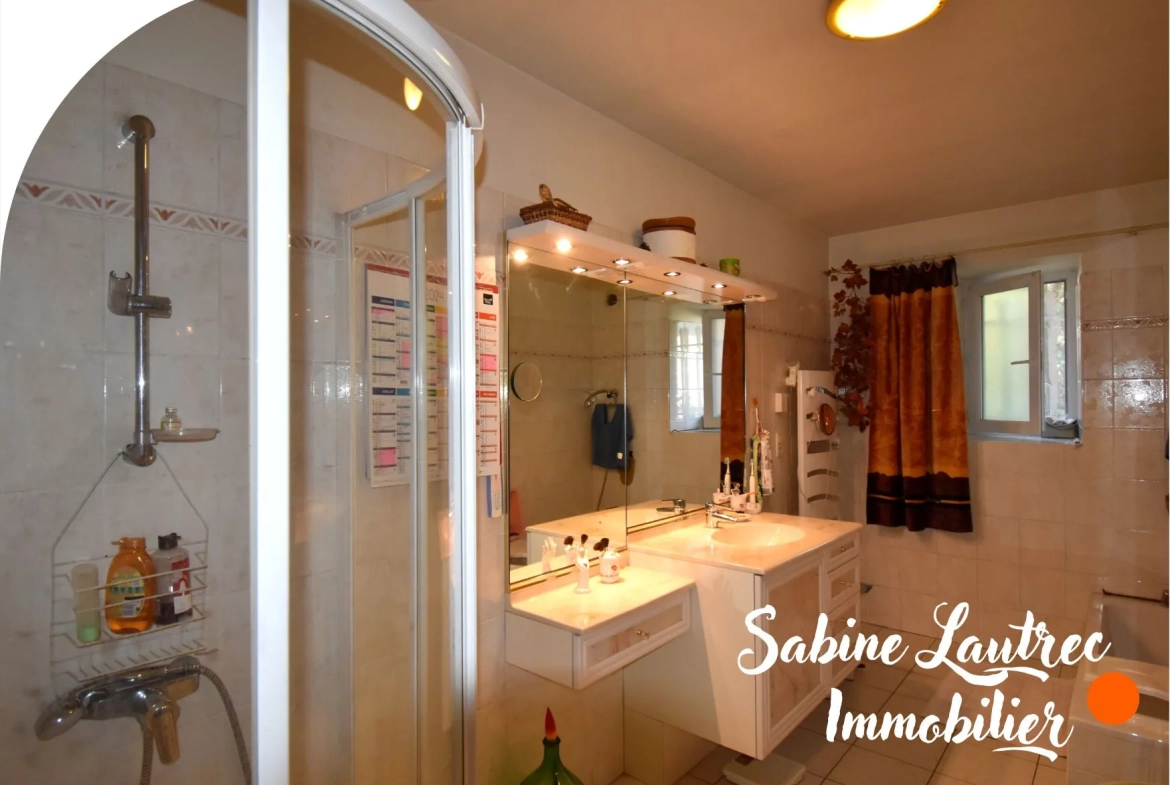 Maison rénovée en pierre à Lombers, proche Realm live, avec jardin et garage — authenticité et confort 