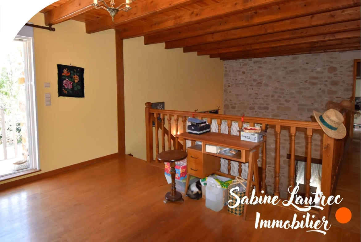 Maison rénovée en pierre à Lombers, proche Realm live, avec jardin et garage — authenticité et confort 