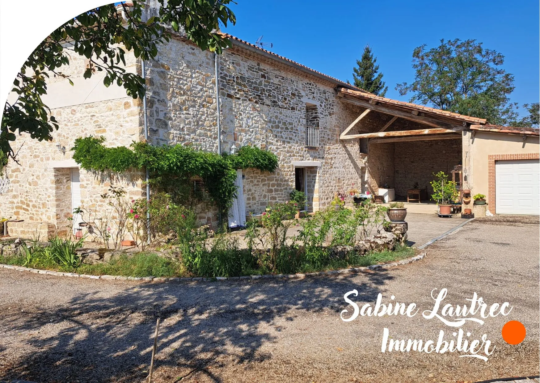 Maison rénovée en pierre à Lombers, proche Realm live, avec jardin et garage — authenticité et confort 