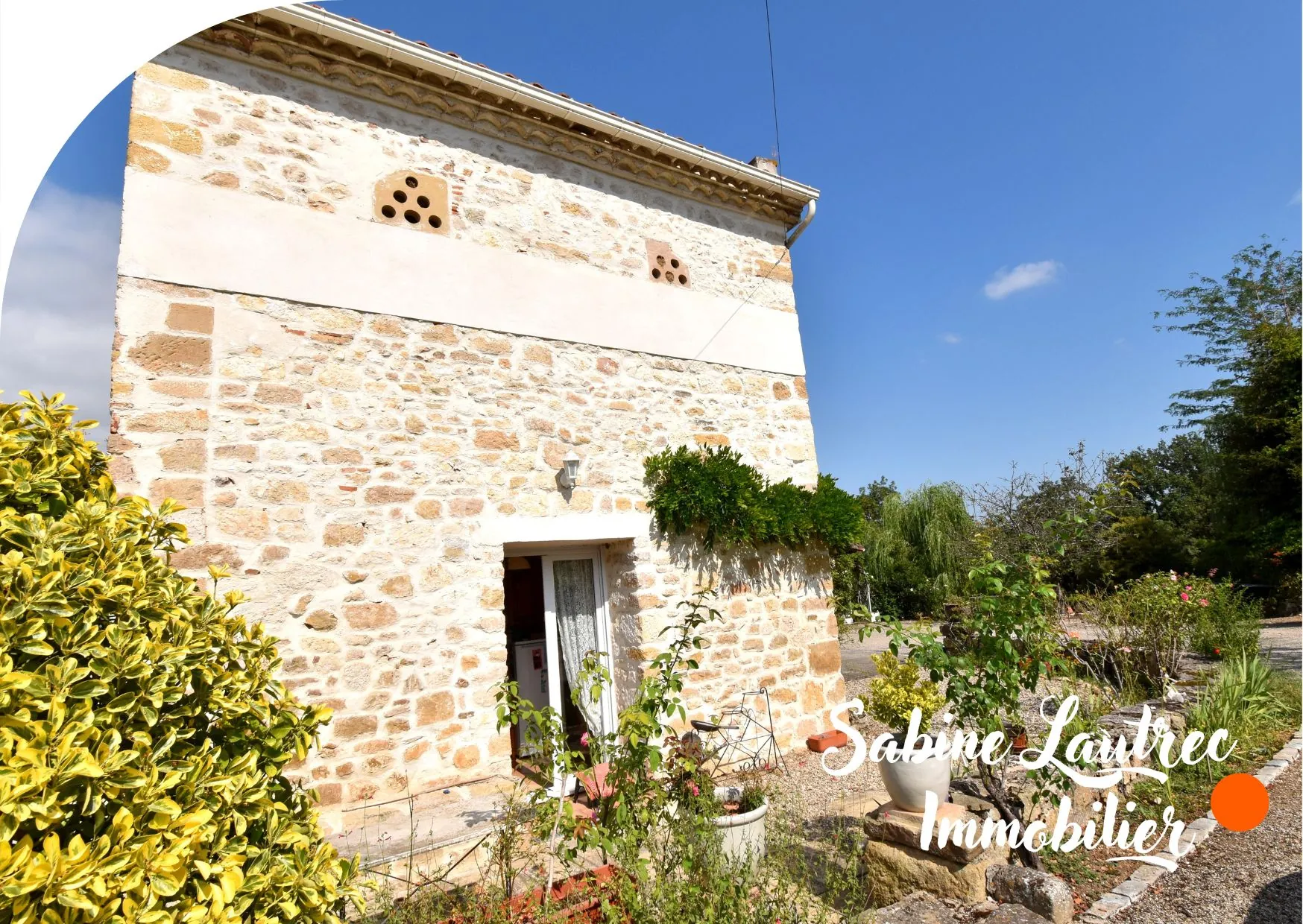 Maison rénovée en pierre à Lombers, proche Realm live, avec jardin et garage — authenticité et confort 