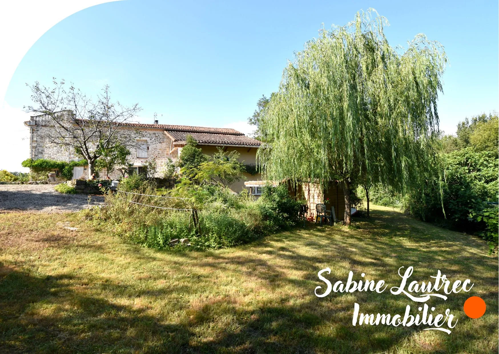 Maison rénovée en pierre à Lombers, proche Realm live, avec jardin et garage — authenticité et confort 