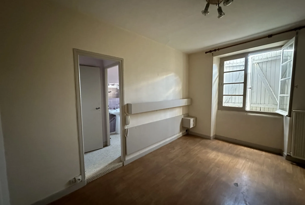 Immeuble de 1120 m² à Gurmençon, ancien hôtel, potentiel de rénovation 