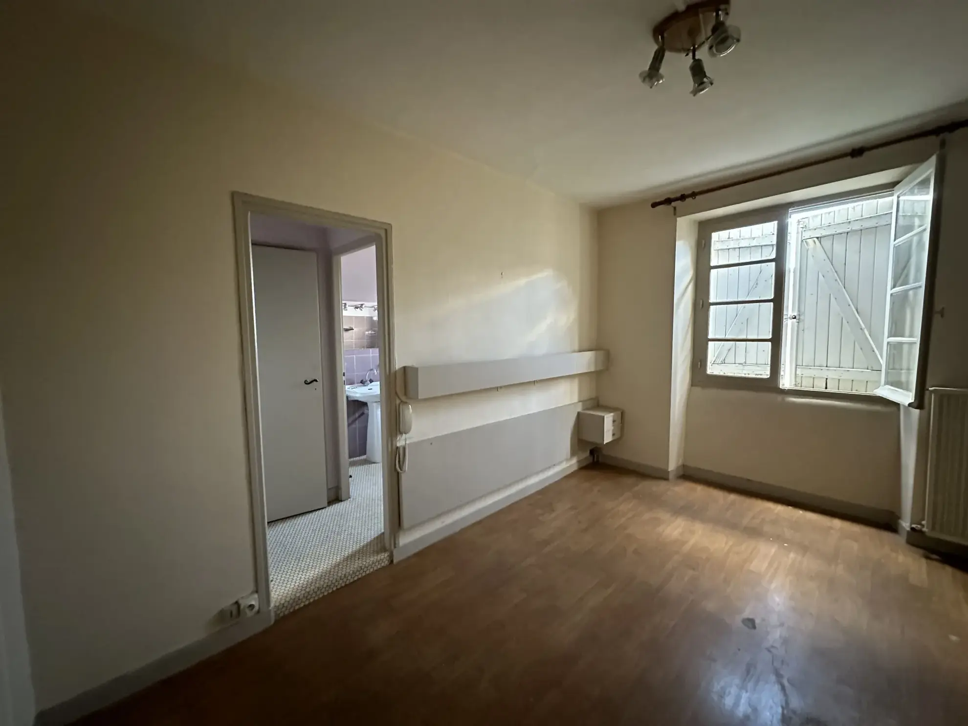 Immeuble de 1120 m² à Gurmençon, ancien hôtel, potentiel de rénovation 