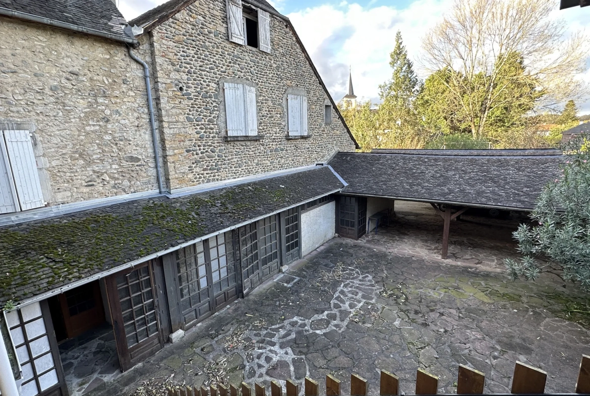 Immeuble de 1120 m² à Gurmençon, ancien hôtel, potentiel de rénovation 
