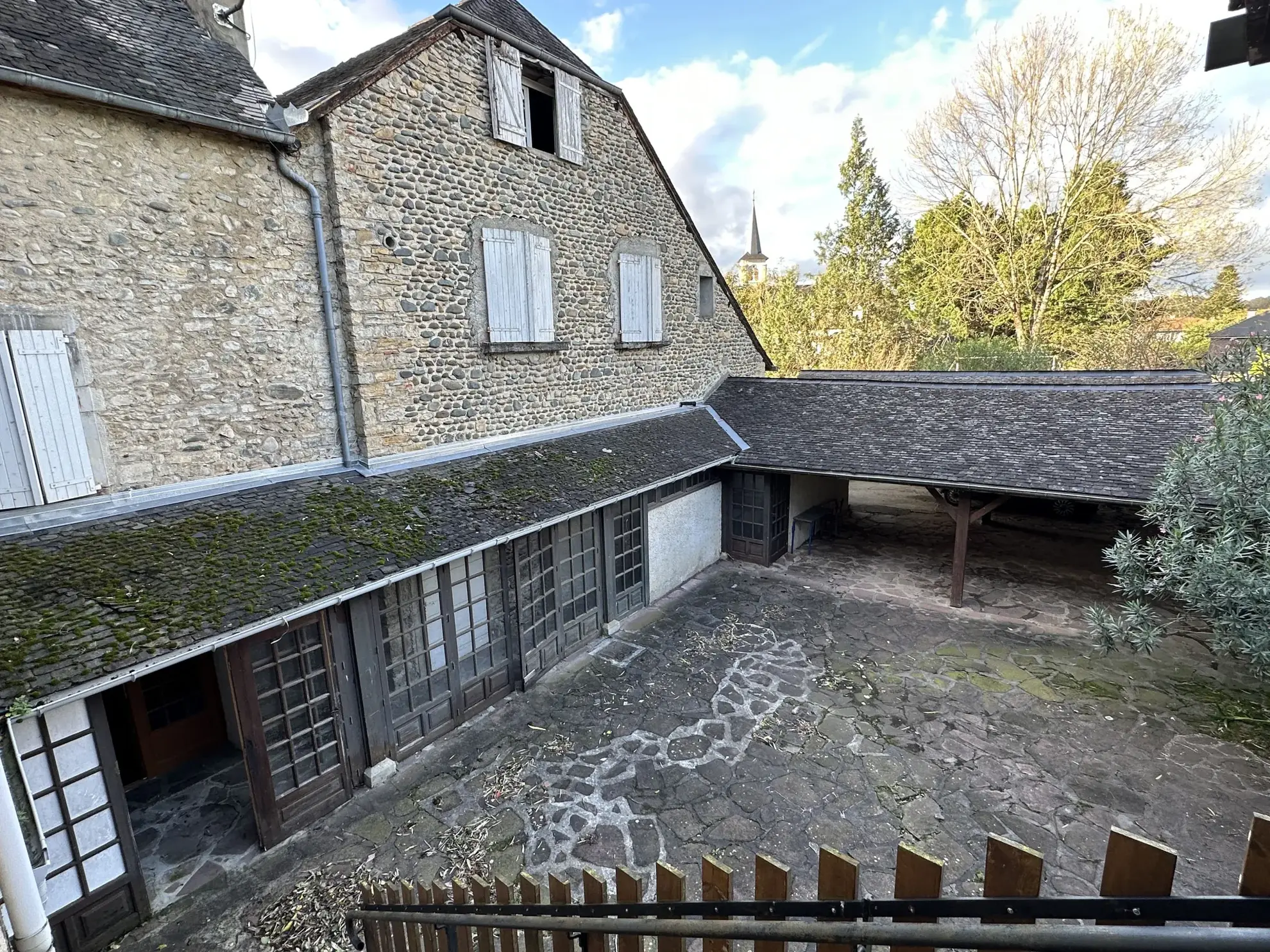 Immeuble de 1120 m² à Gurmençon, ancien hôtel, potentiel de rénovation 