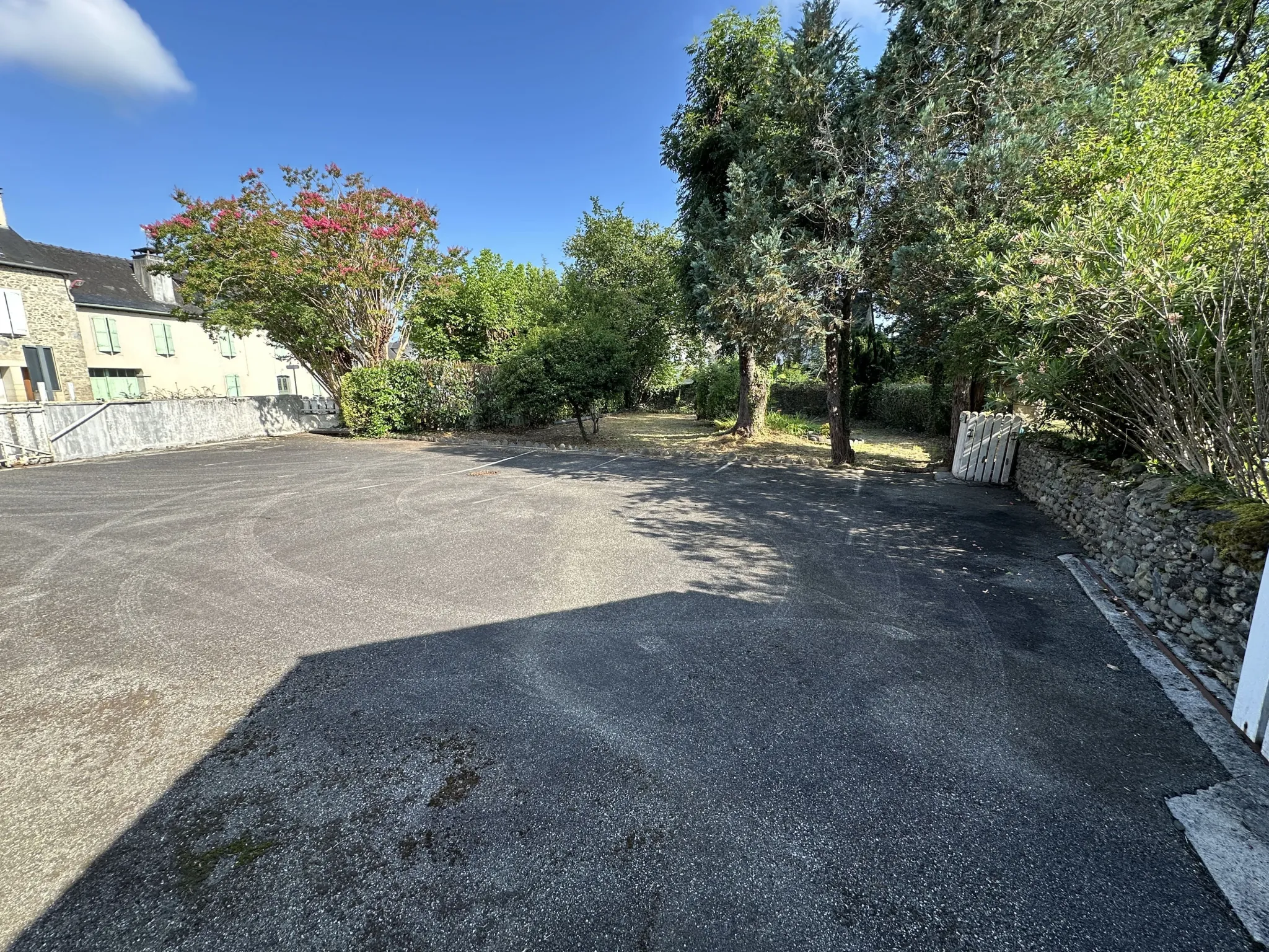 Immeuble de 1120 m² à Gurmençon, ancien hôtel, potentiel de rénovation 