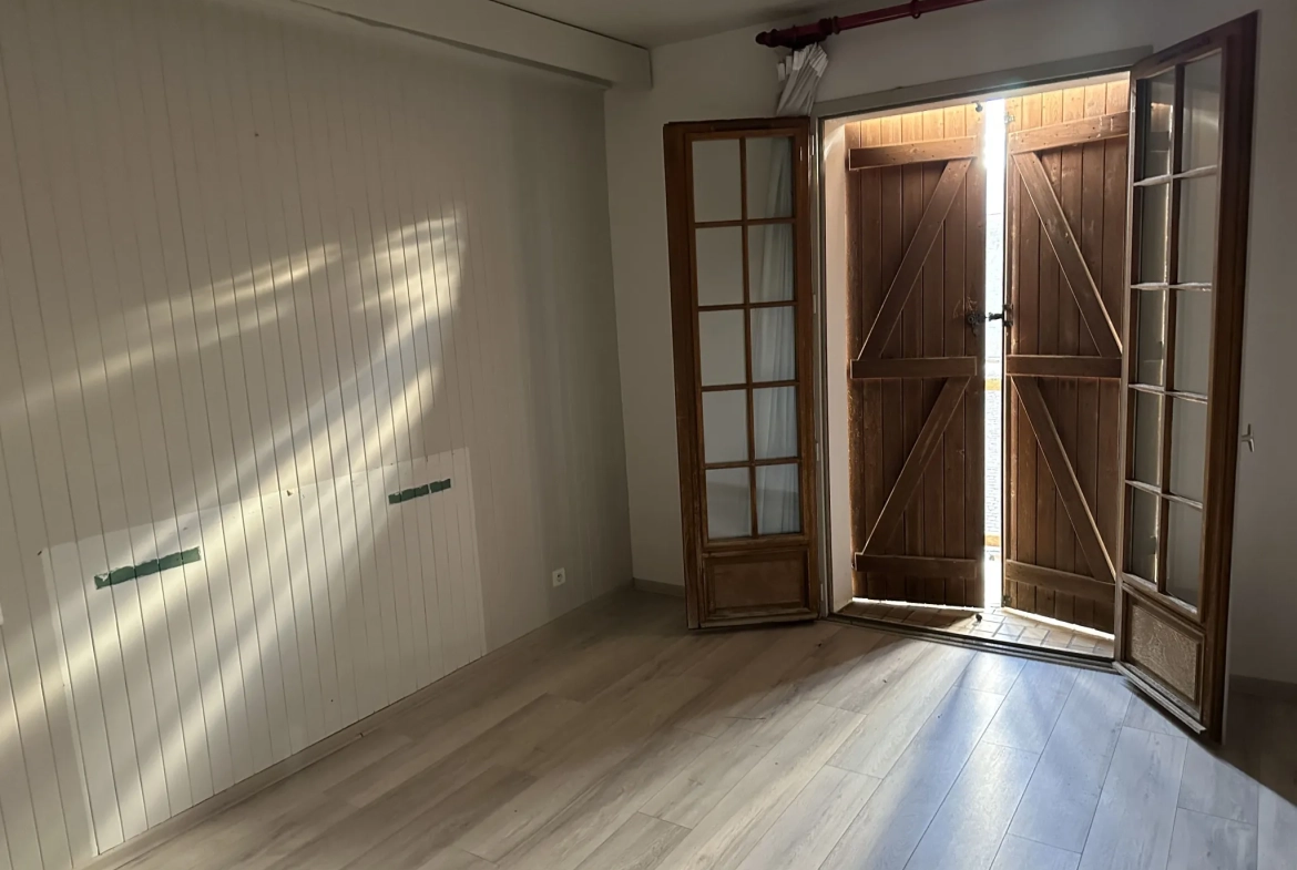 Immeuble de 1120 m² à Gurmençon, ancien hôtel, potentiel de rénovation 