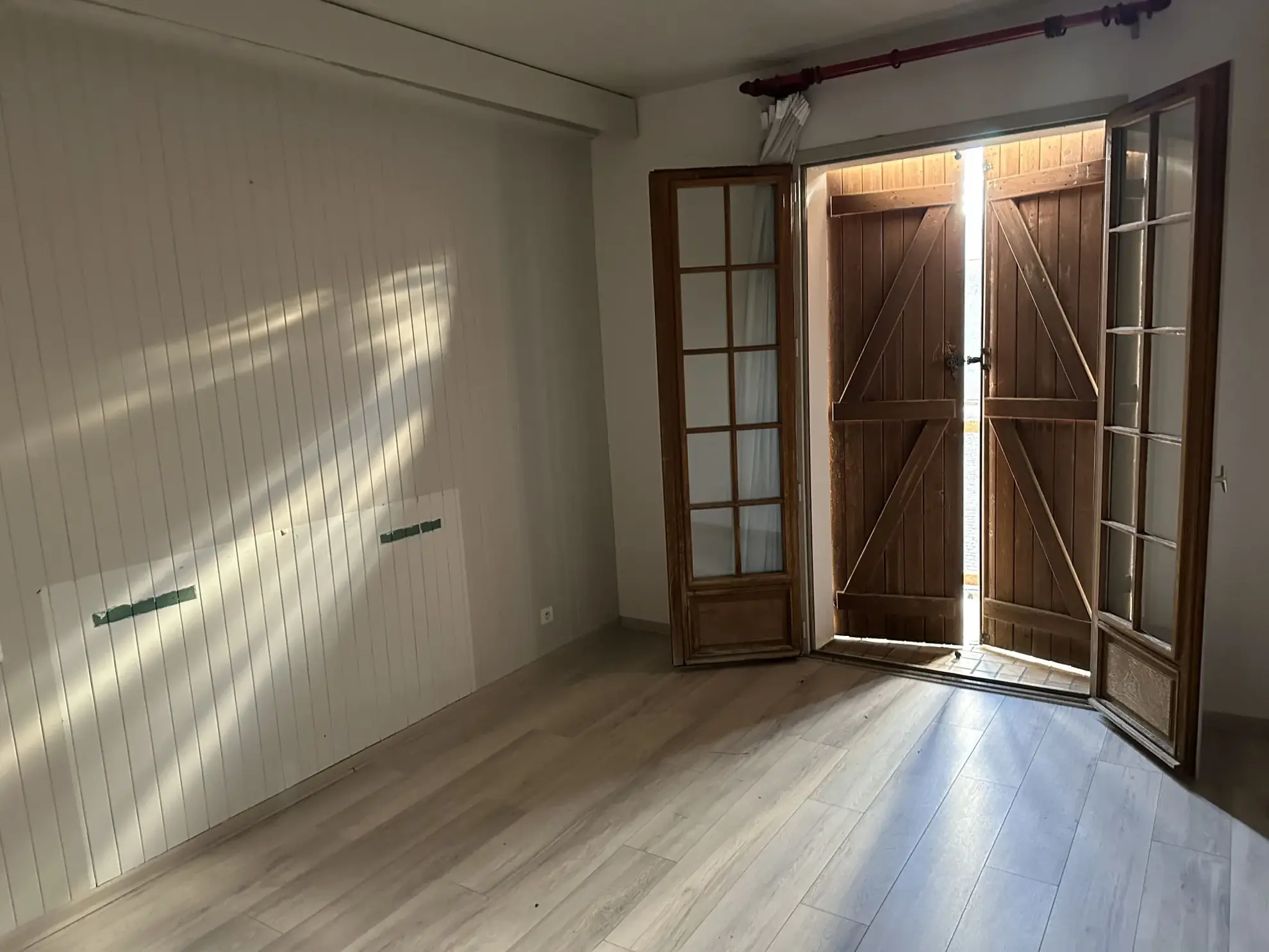 Immeuble de 1120 m² à Gurmençon, ancien hôtel, potentiel de rénovation 