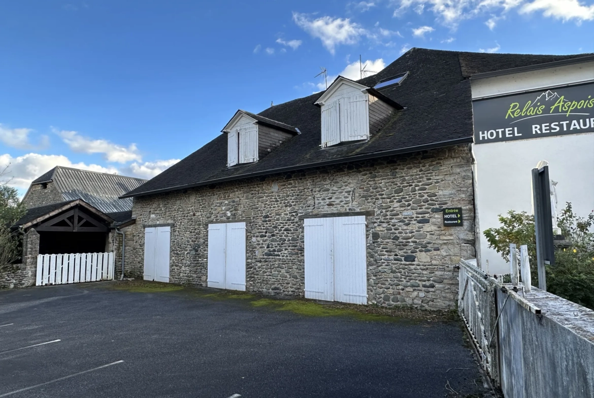 Immeuble de 1120 m² à Gurmençon, ancien hôtel, potentiel de rénovation 