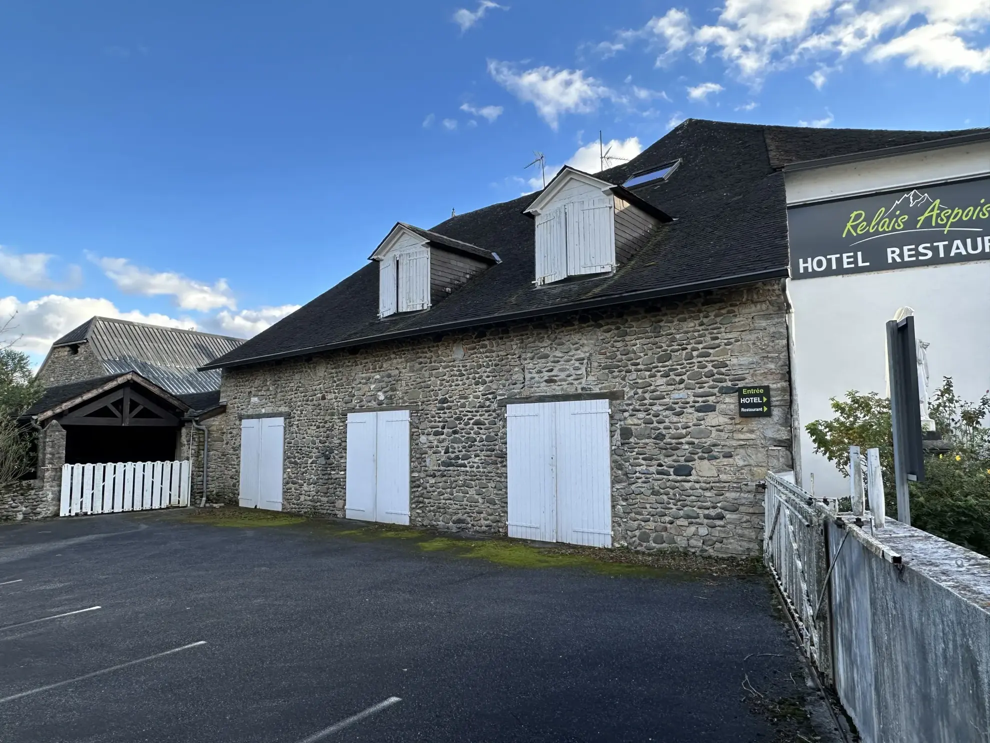 Immeuble de 1120 m² à Gurmençon, ancien hôtel, potentiel de rénovation 
