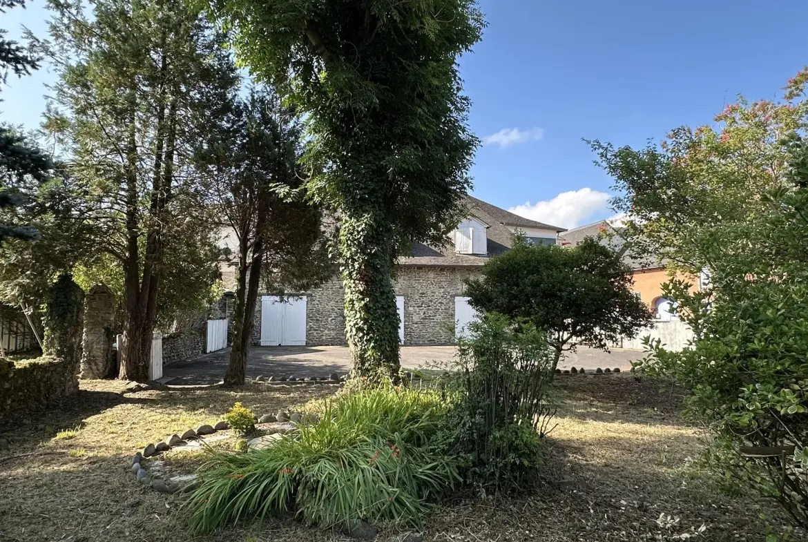 Immeuble de 1120 m² à Gurmençon, ancien hôtel, potentiel de rénovation 