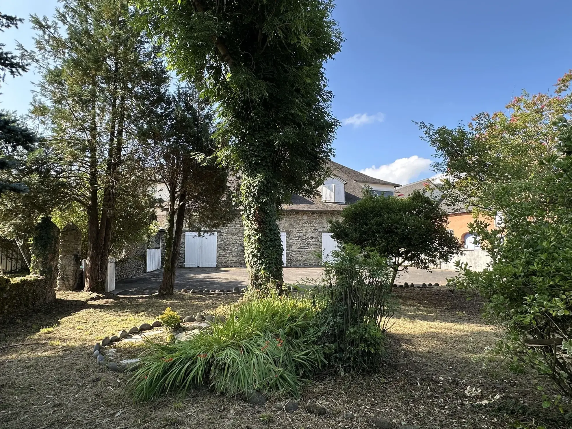 Immeuble de 1120 m² à Gurmençon, ancien hôtel, potentiel de rénovation 