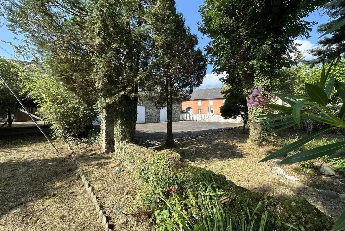 Immeuble de 1120 m² à Gurmençon, ancien hôtel, potentiel de rénovation 