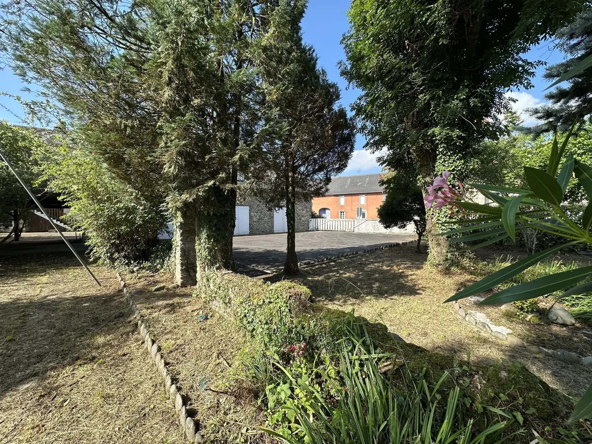 Immeuble de 1120 m² à Gurmençon, ancien hôtel, potentiel de rénovation 