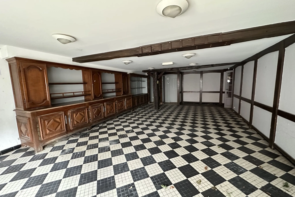 Immeuble de 1120 m² à Gurmençon, ancien hôtel, potentiel de rénovation 