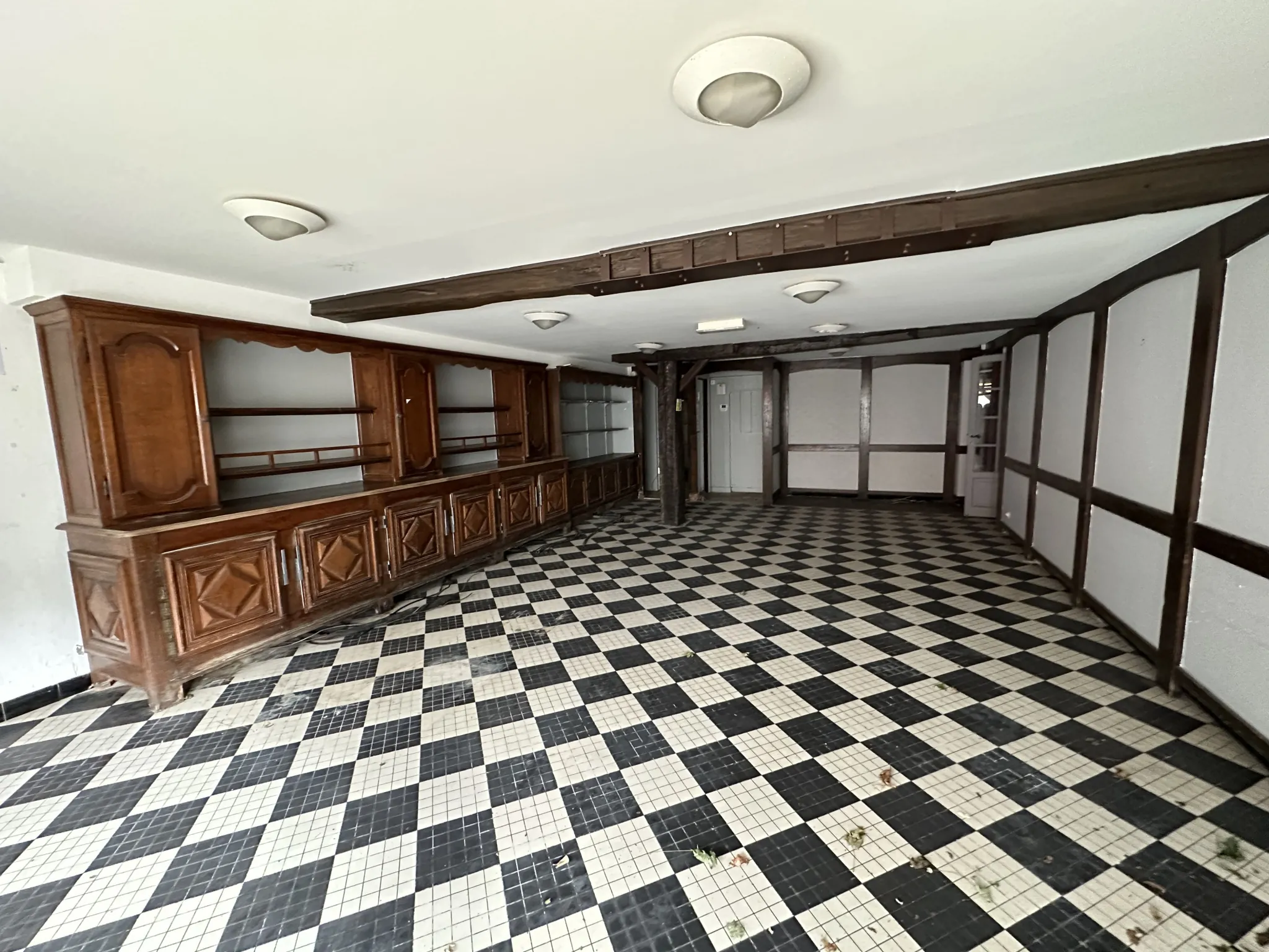 Immeuble de 1120 m² à Gurmençon, ancien hôtel, potentiel de rénovation 