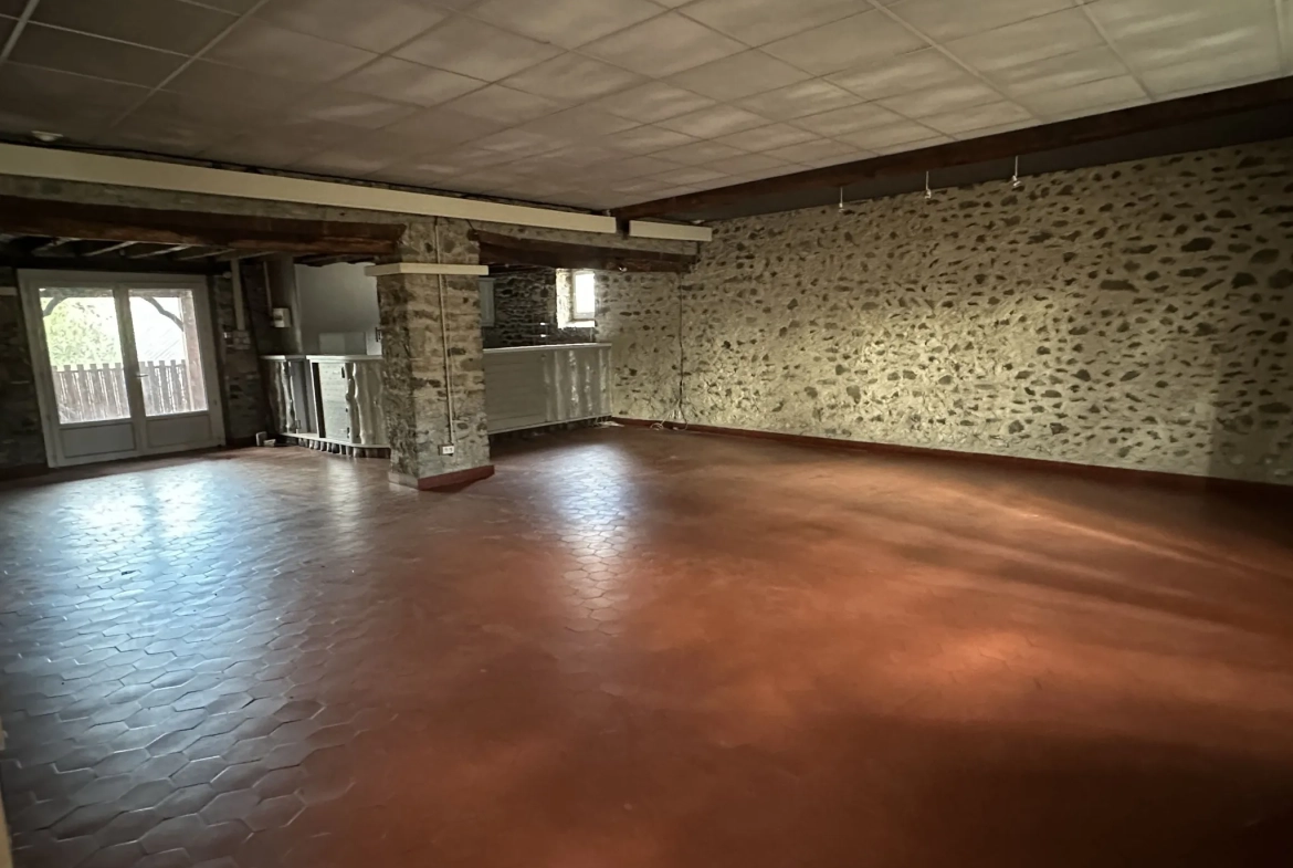 Immeuble de 1120 m² à Gurmençon, ancien hôtel, potentiel de rénovation 