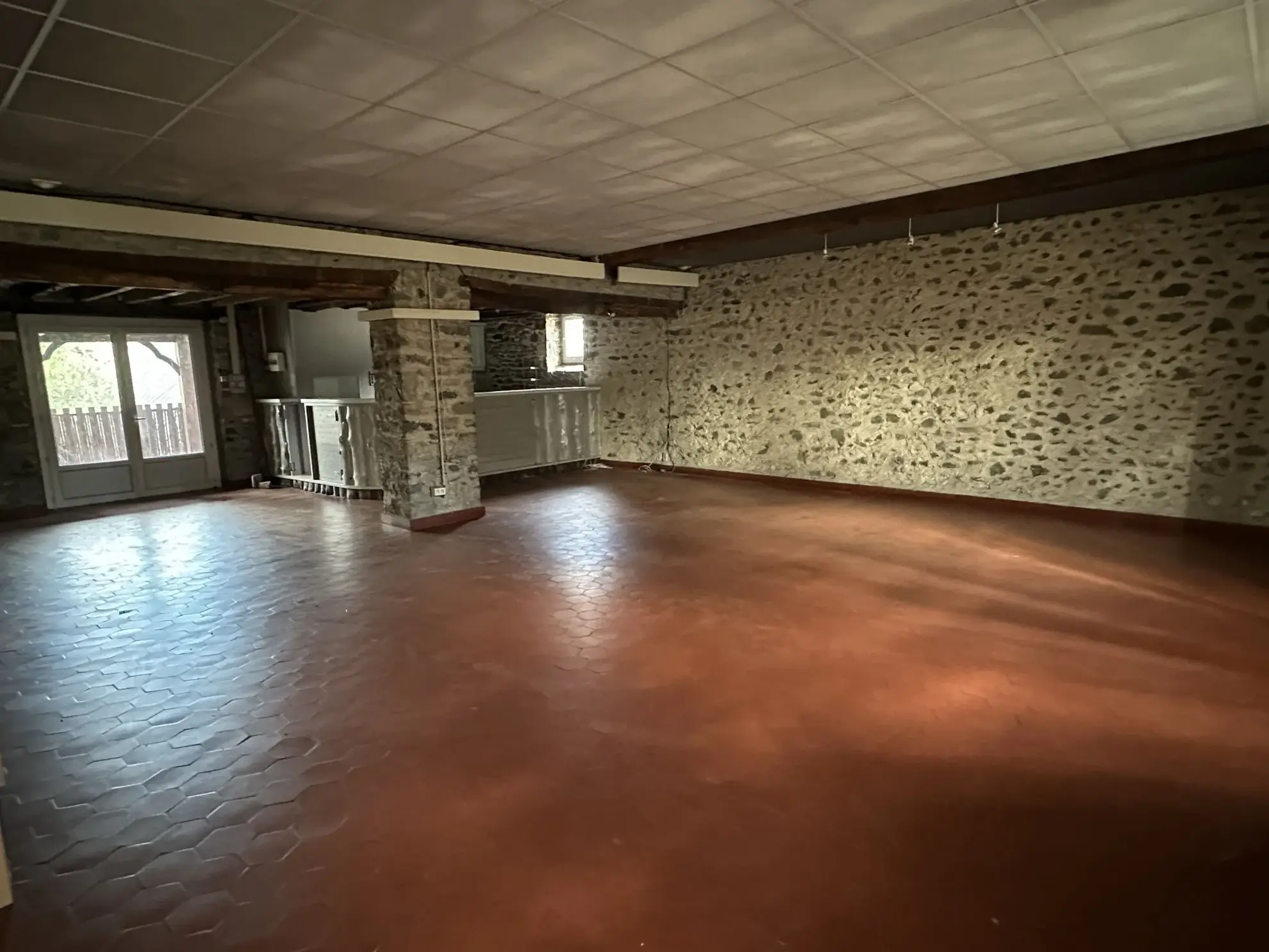 Immeuble de 1120 m² à Gurmençon, ancien hôtel, potentiel de rénovation 