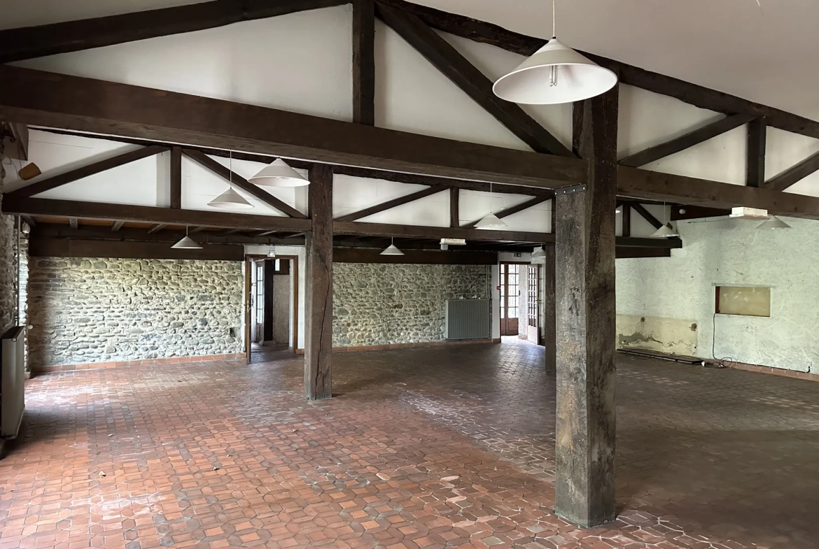 Immeuble de 1120 m² à Gurmençon, ancien hôtel, potentiel de rénovation 