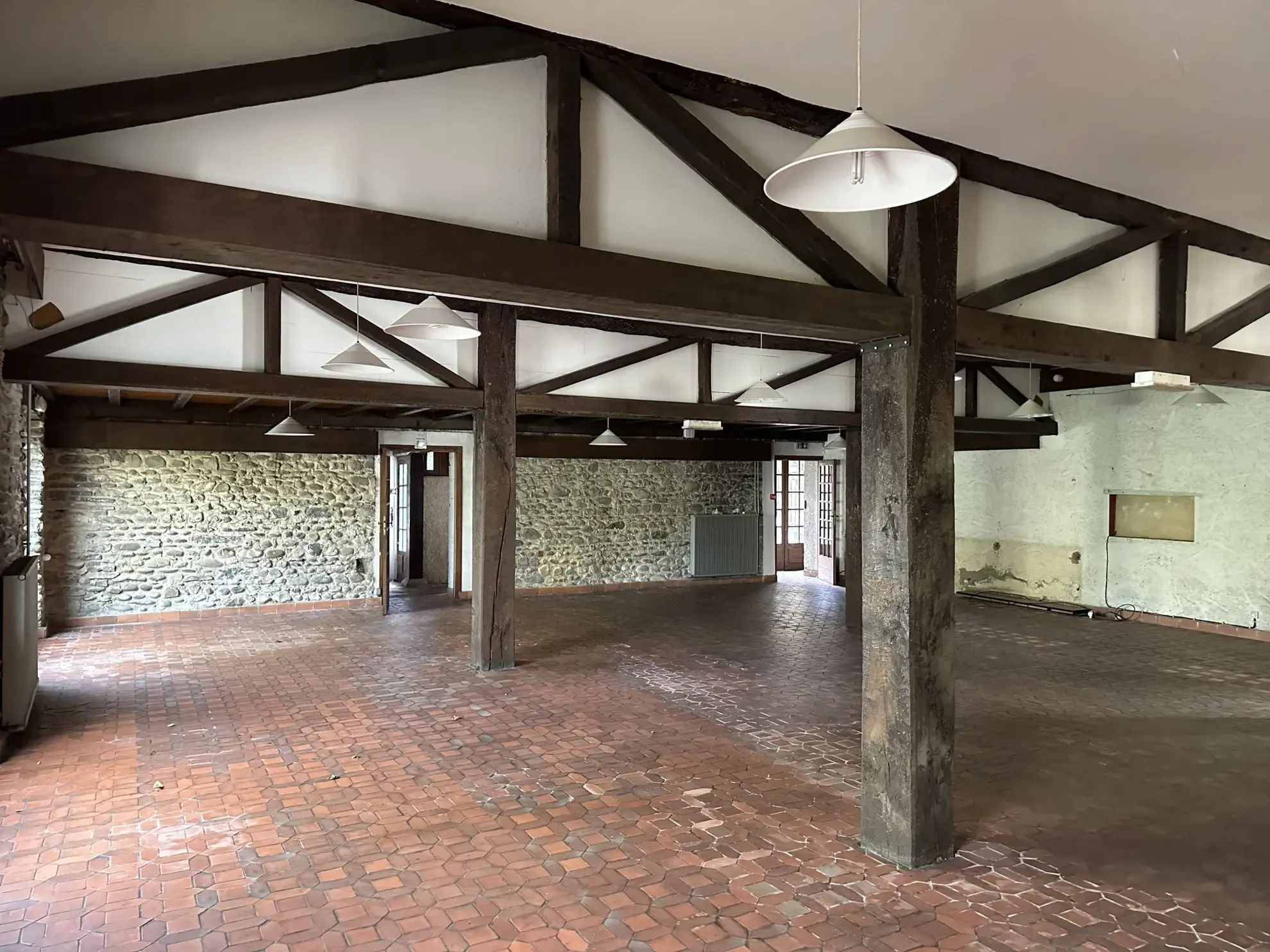 Immeuble de 1120 m² à Gurmençon, ancien hôtel, potentiel de rénovation 