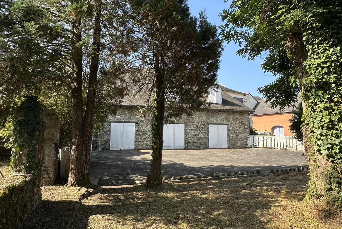 Immeuble de 1120 m² à Gurmençon, ancien hôtel, potentiel de rénovation 