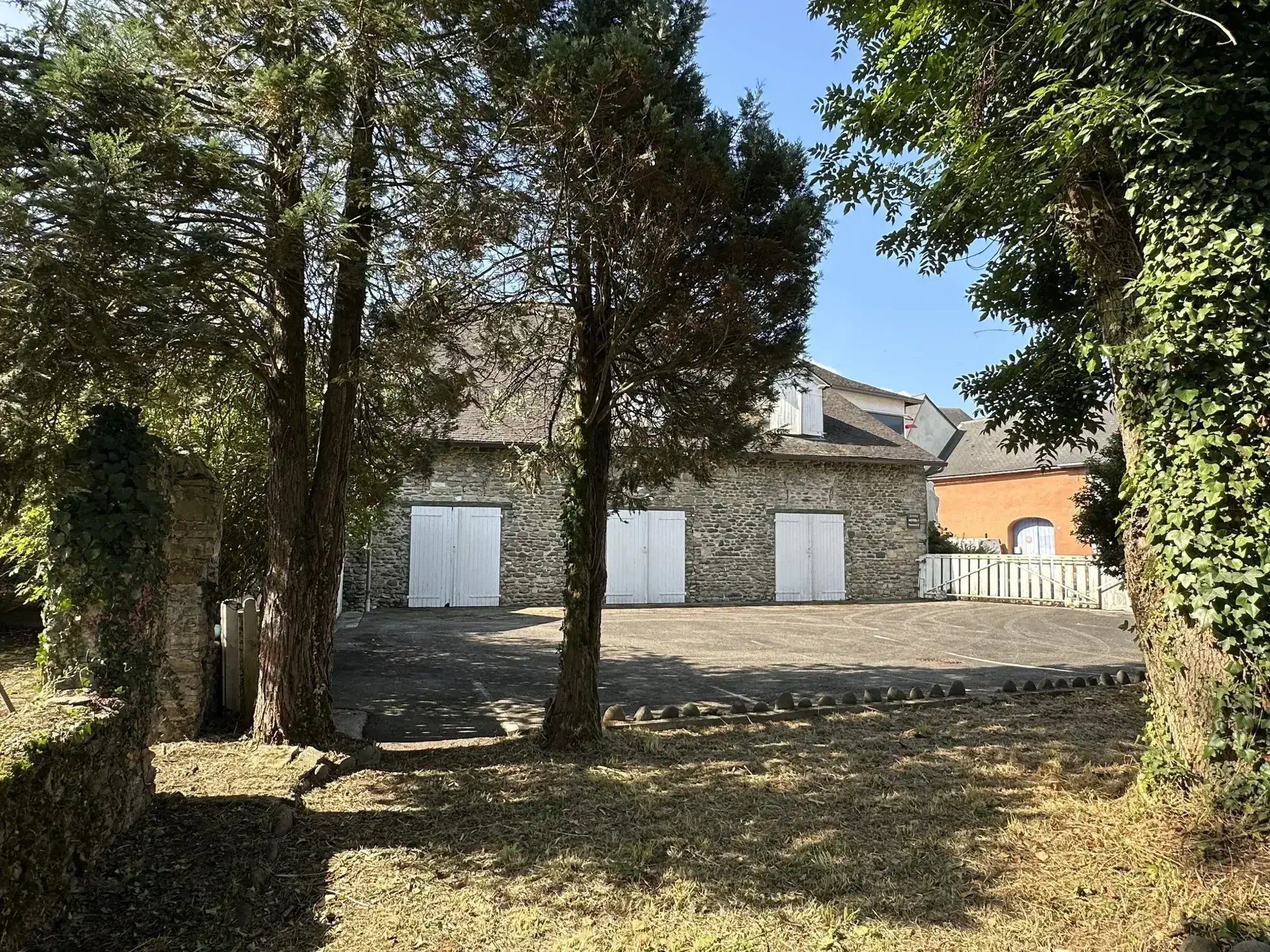 Immeuble de 1120 m² à Gurmençon, ancien hôtel, potentiel de rénovation 