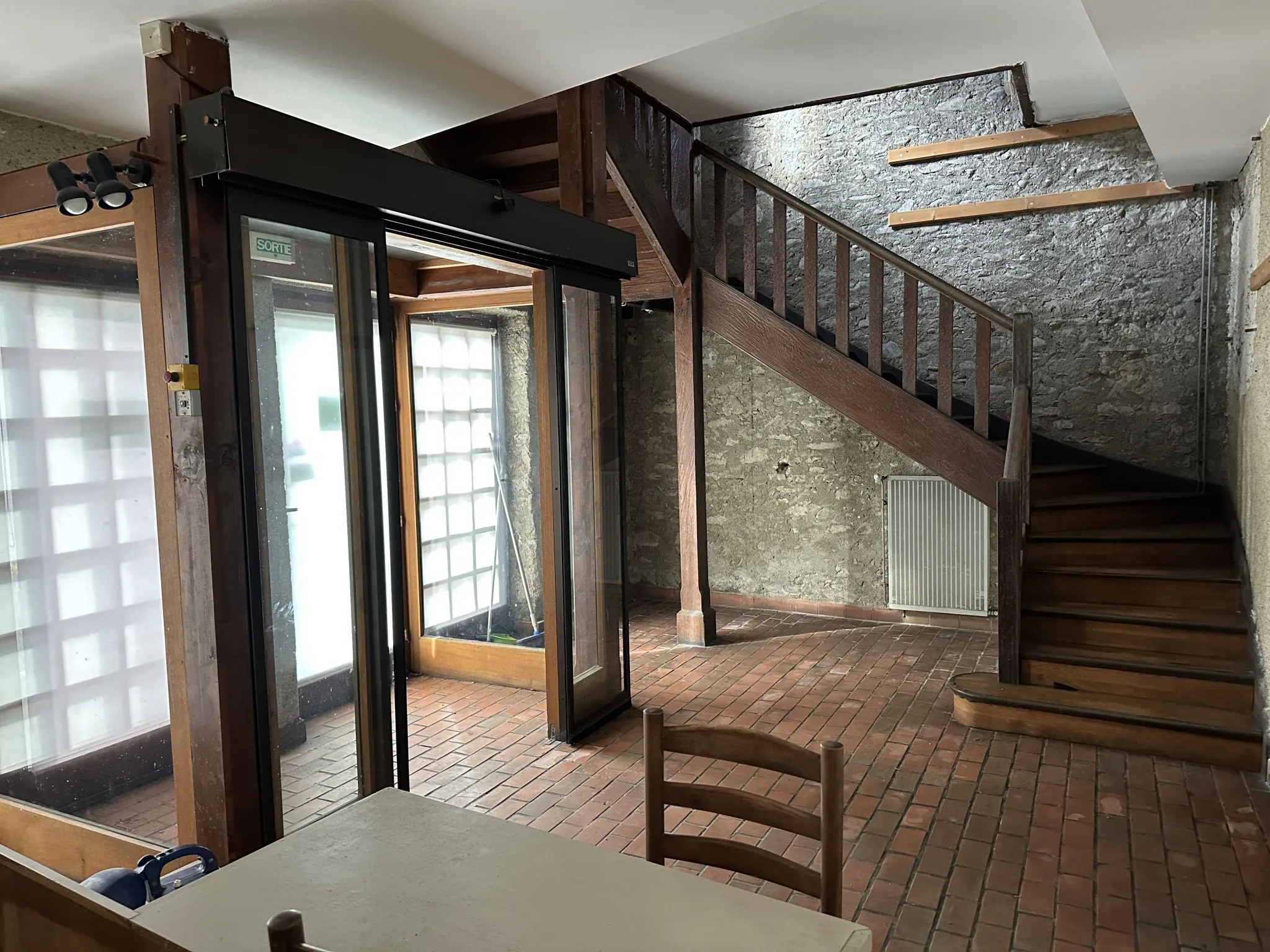 Immeuble de 1120 m² à Gurmençon, ancien hôtel, potentiel de rénovation 