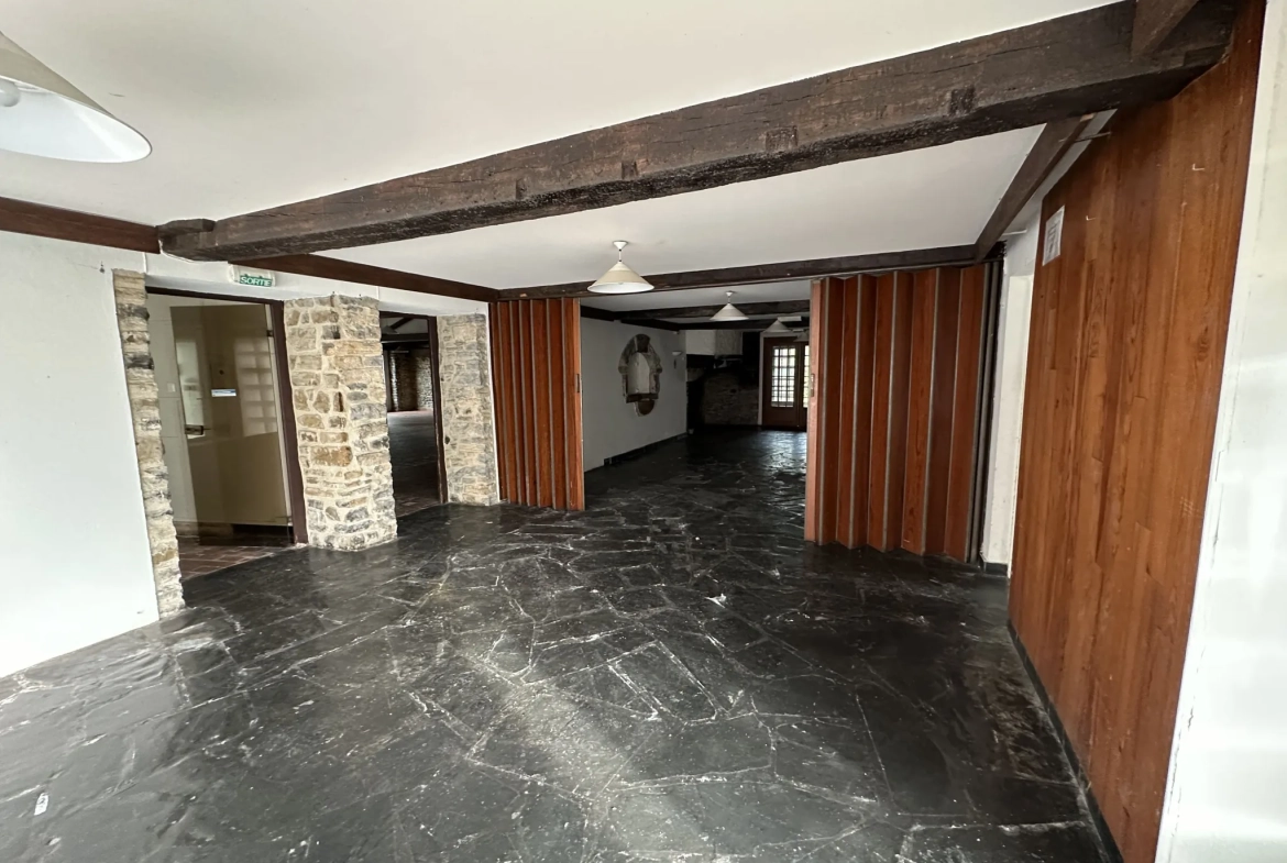 Immeuble de 1120 m² à Gurmençon, ancien hôtel, potentiel de rénovation 