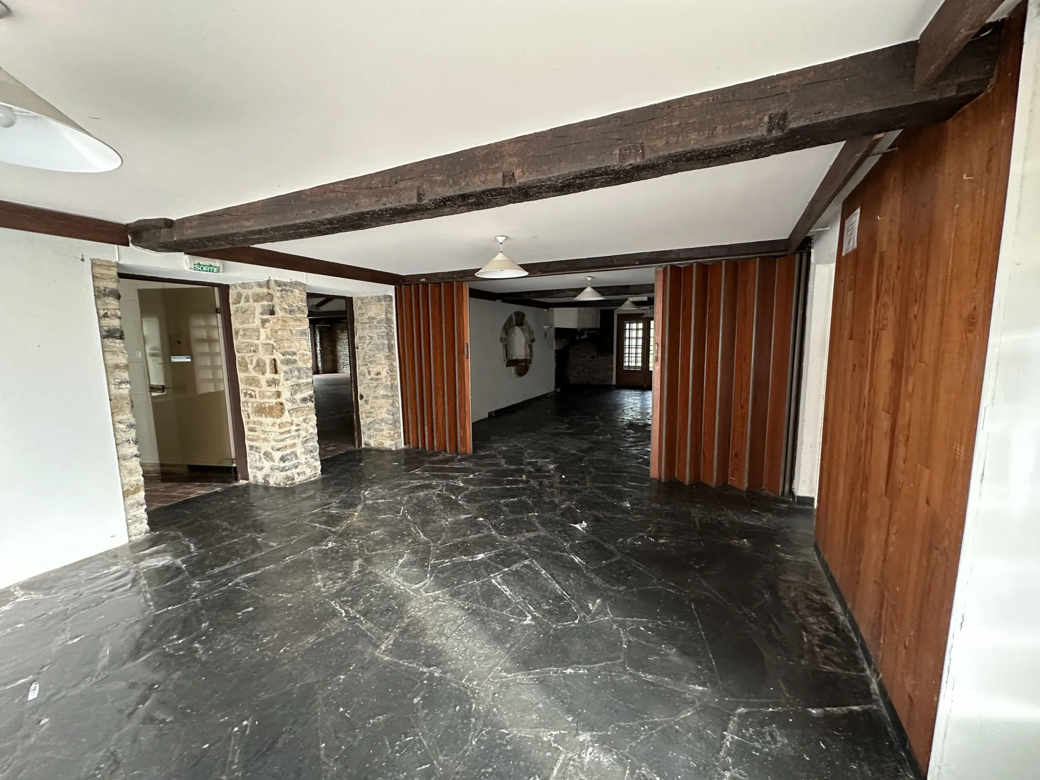 Immeuble de 1120 m² à Gurmençon, ancien hôtel, potentiel de rénovation 