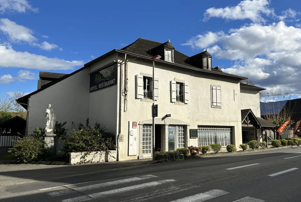 Immeuble de 1120 m² à Gurmençon, ancien hôtel, potentiel de rénovation 