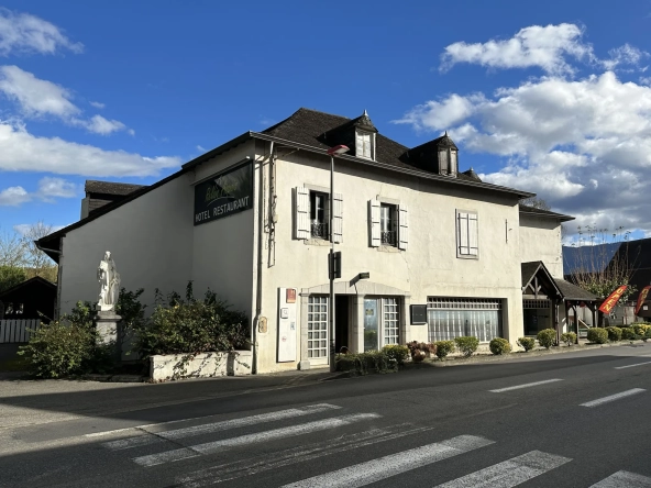 Immeuble de 1120 m² à Gurmençon, ancien hôtel, potentiel de rénovation