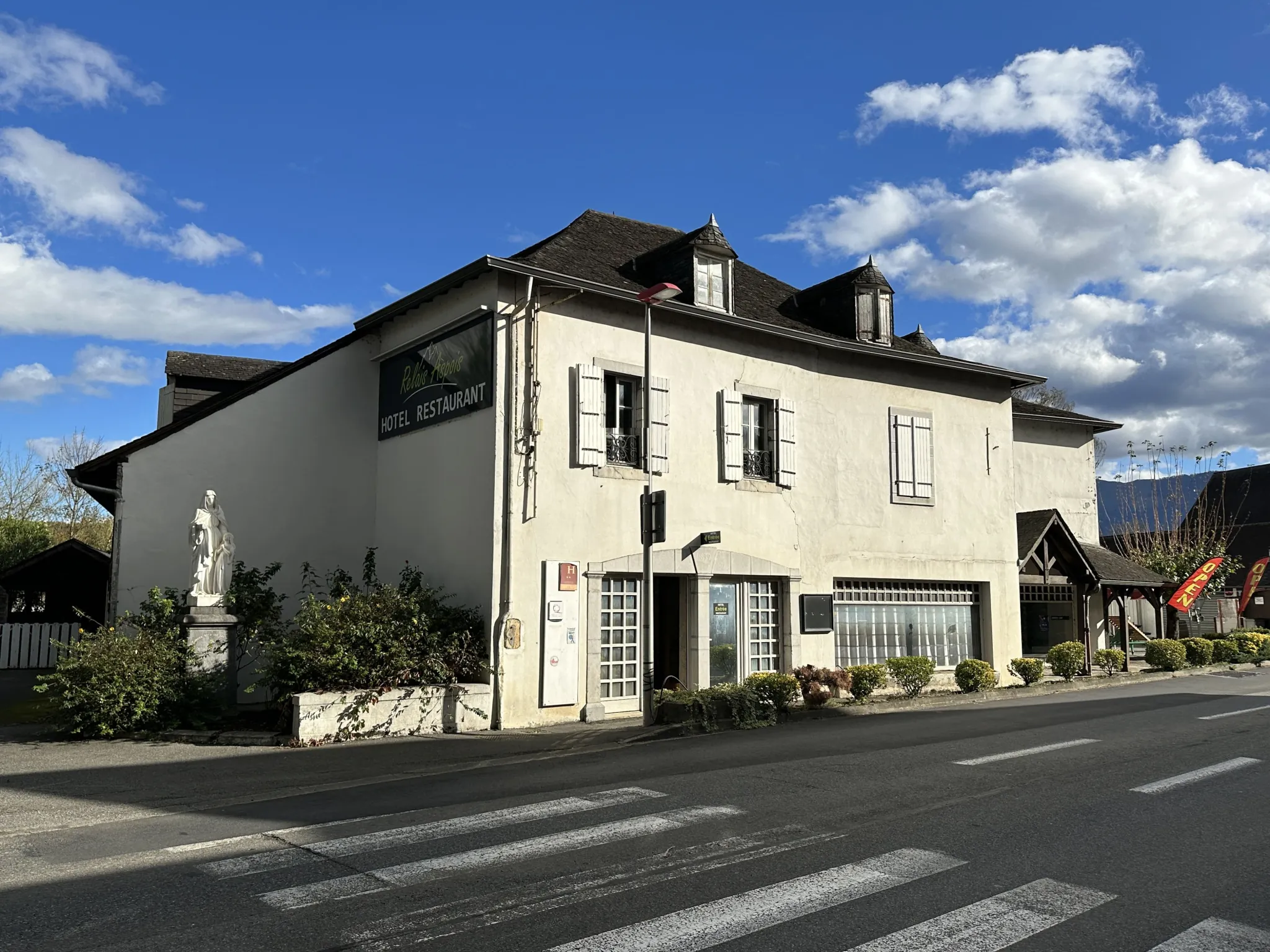 Immeuble de 1120 m² à Gurmençon, ancien hôtel, potentiel de rénovation 